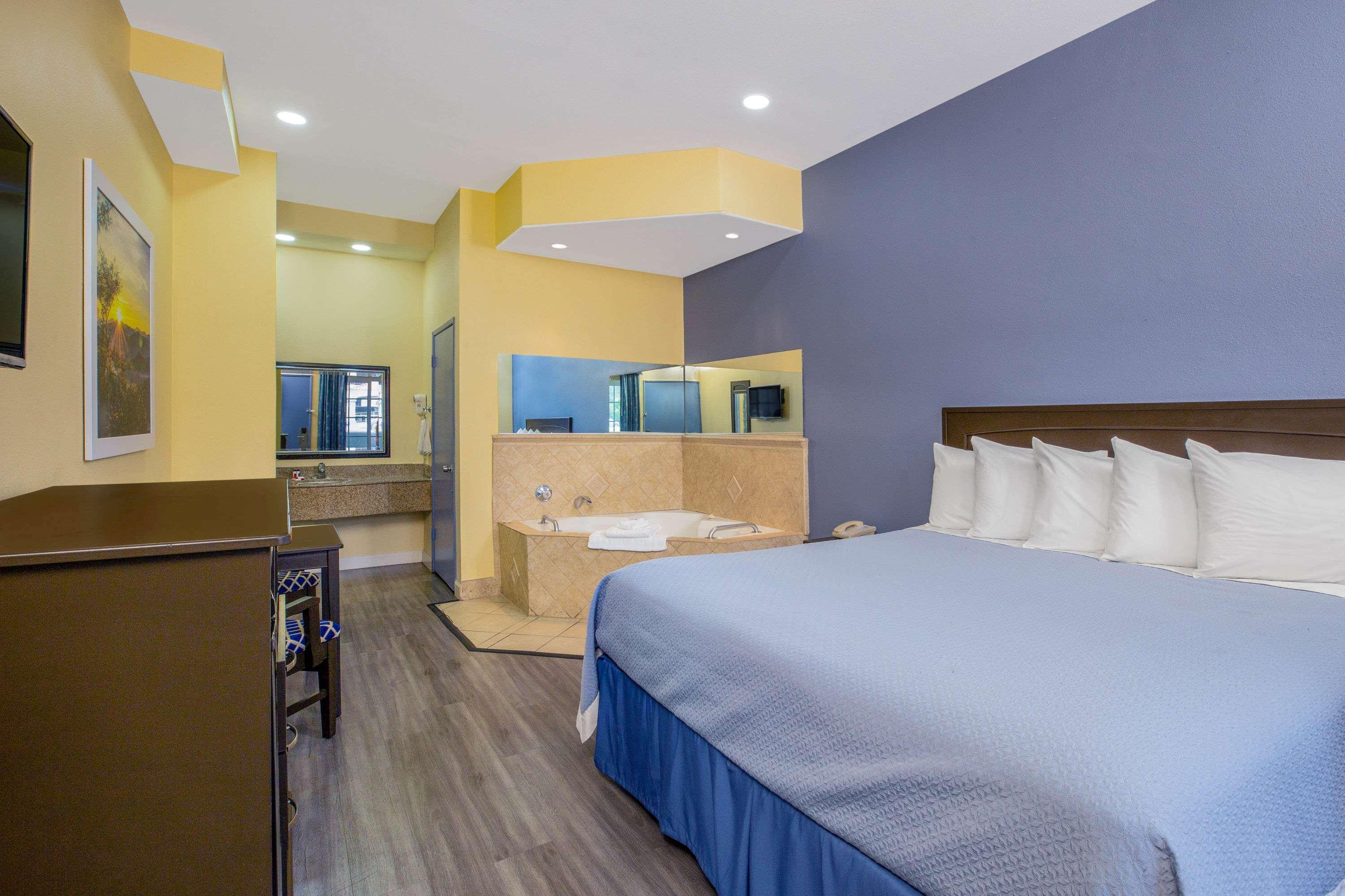 Hotel Days By Wyndham Casino/outlet Mall Banning